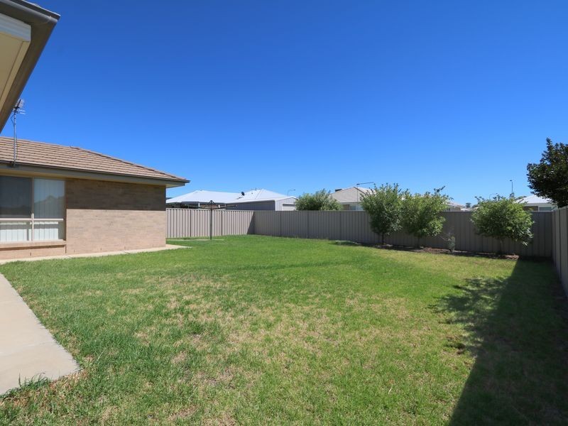 32 Barrima Drive, Glenfield Park NSW 2650