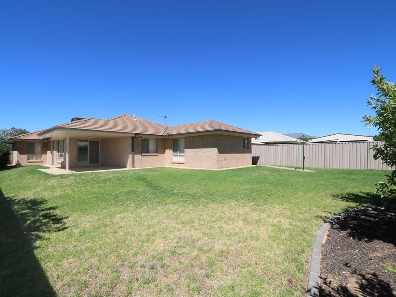 32 Barrima Drive, Glenfield Park NSW 2650
