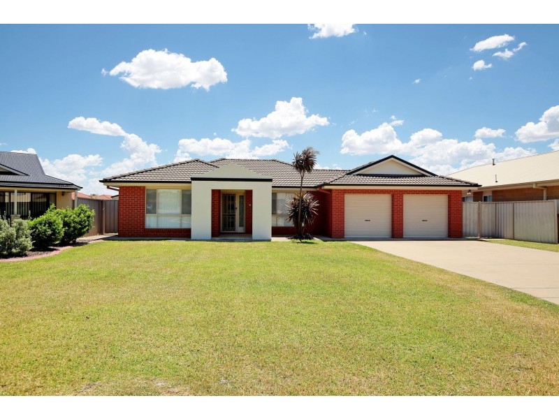 21 Womboin Crescent, Glenfield Park NSW 2650