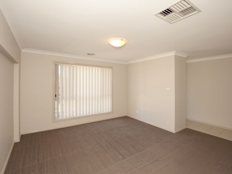 21 Womboin Crescent, Glenfield Park NSW 2650