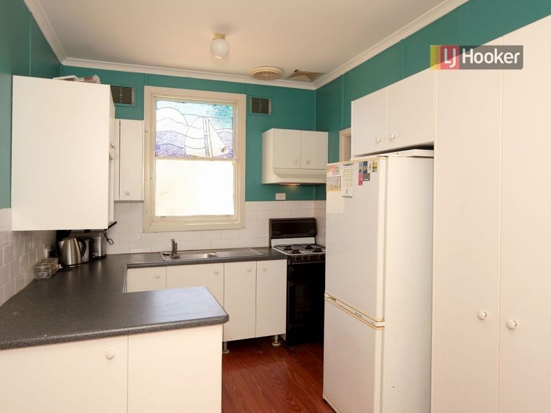 8 Phillip Avenue, Mount Austin NSW 2650
