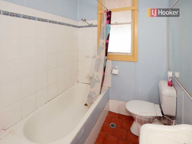 8 Phillip Avenue, Mount Austin NSW 2650