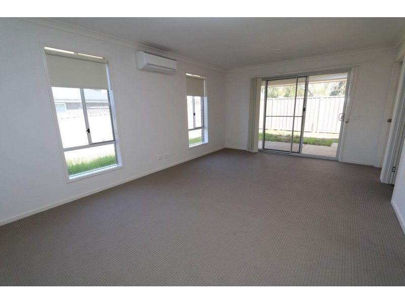 8b Paperbark Drive, Forest Hill NSW 2651