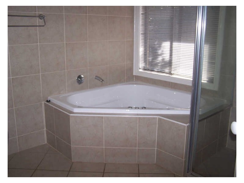 4 Yeomans Place, Kooringal NSW 2650