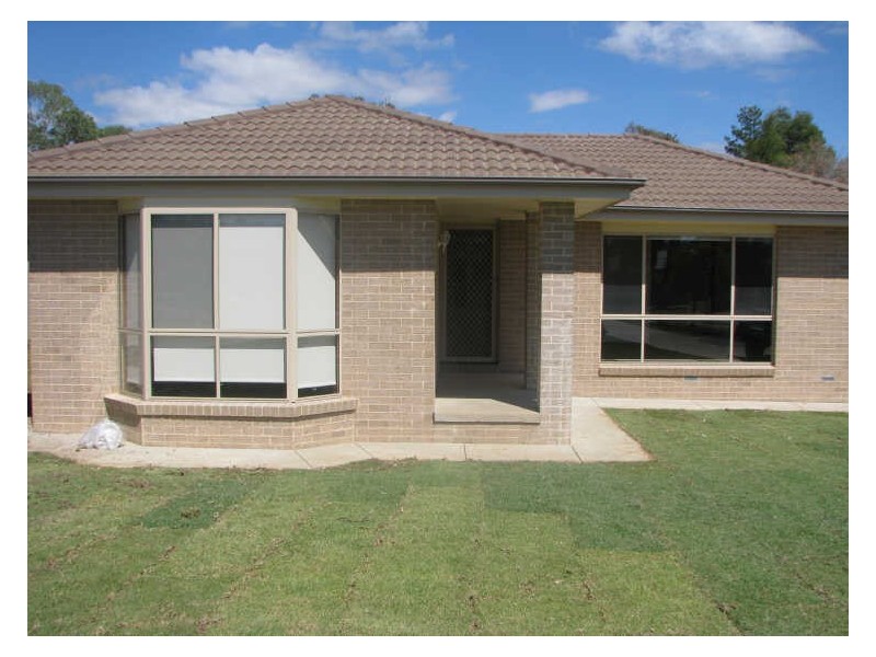 6 Boyd Place, Tolland NSW 2650