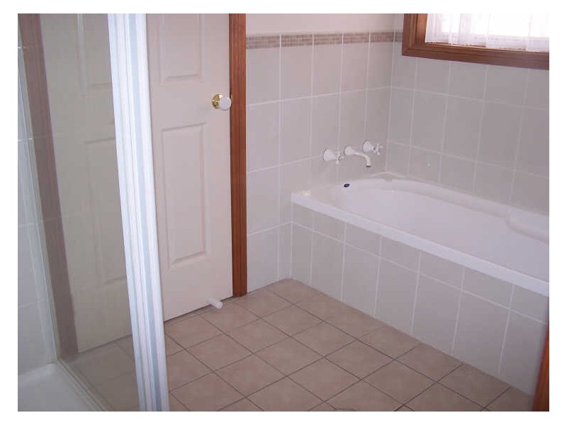 6 Boyd Place, Tolland NSW 2650