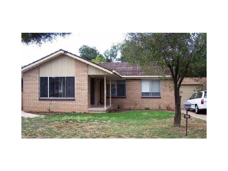 90 Raye Street, Tolland NSW 2650