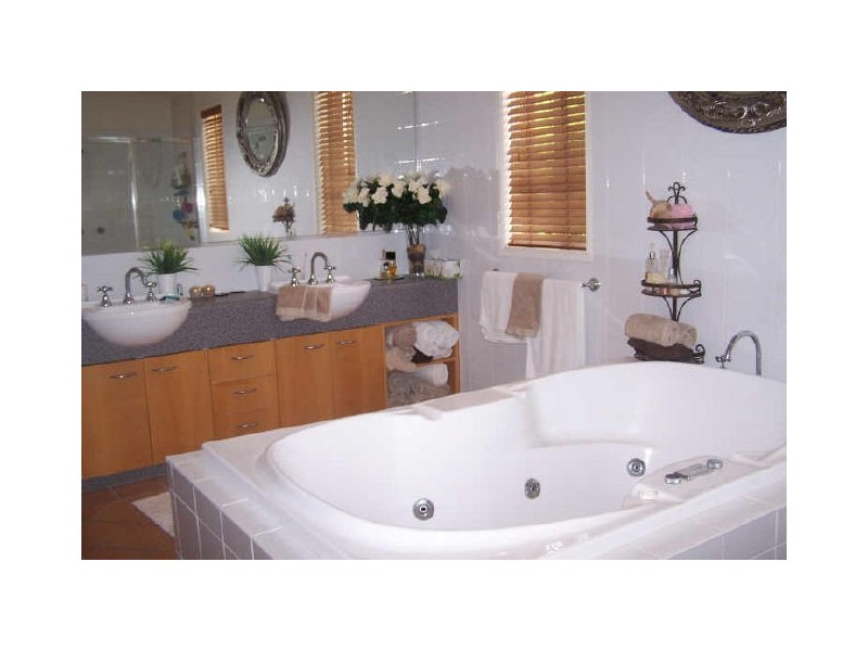 10 Lakehaven Drive, Wagga Wagga NSW 2650