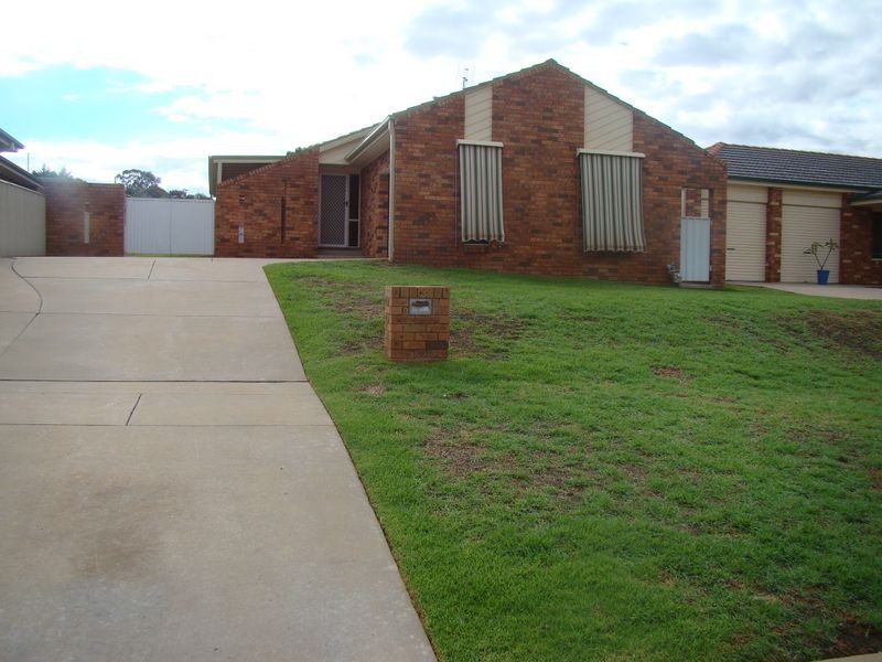 13 Kenneally Street, Kooringal NSW 2650