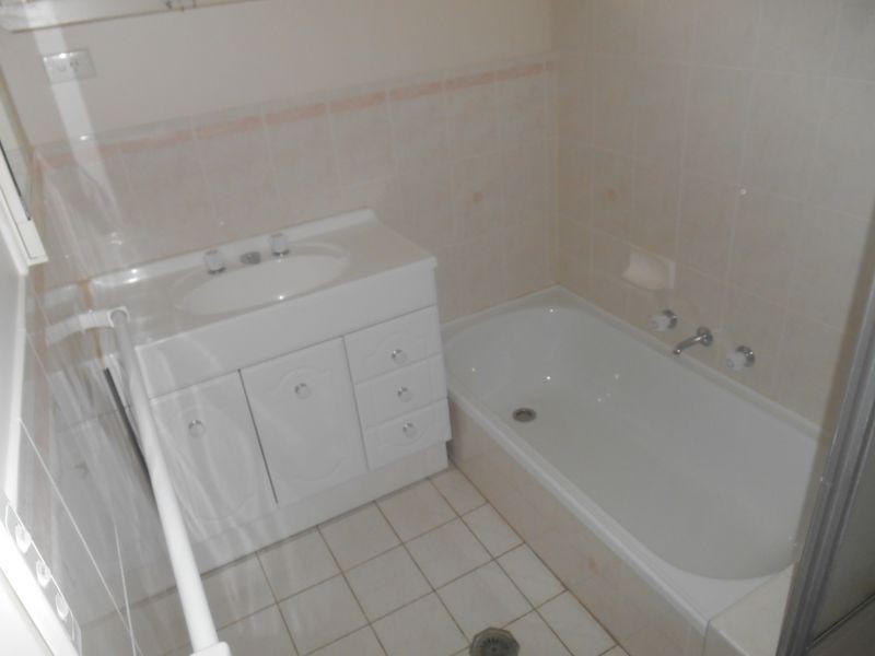 1 Holloway Street, Tolland NSW 2650