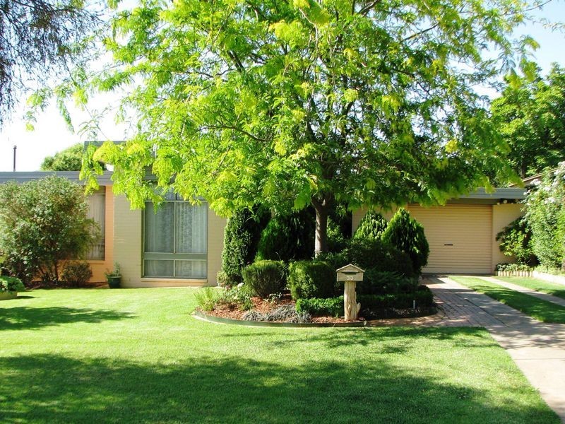 33 Nixon Crescent, Tolland NSW 2650