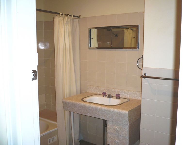 33 Nixon Crescent, Tolland NSW 2650