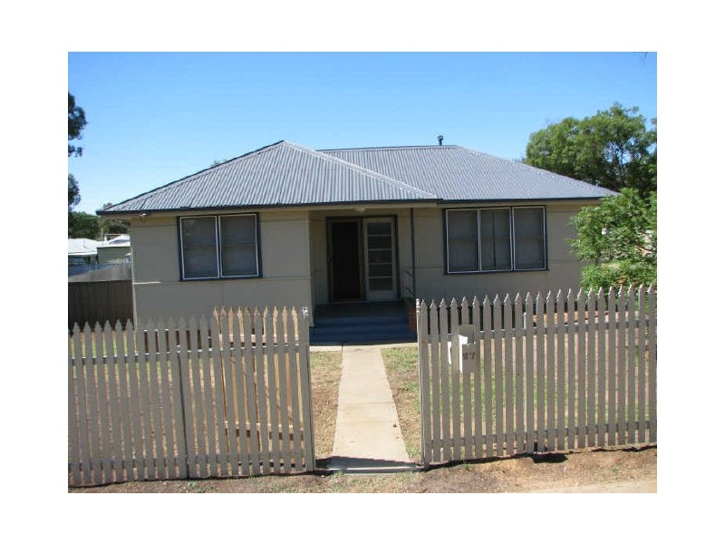27 McKell Ave, Wagga Wagga NSW 2650