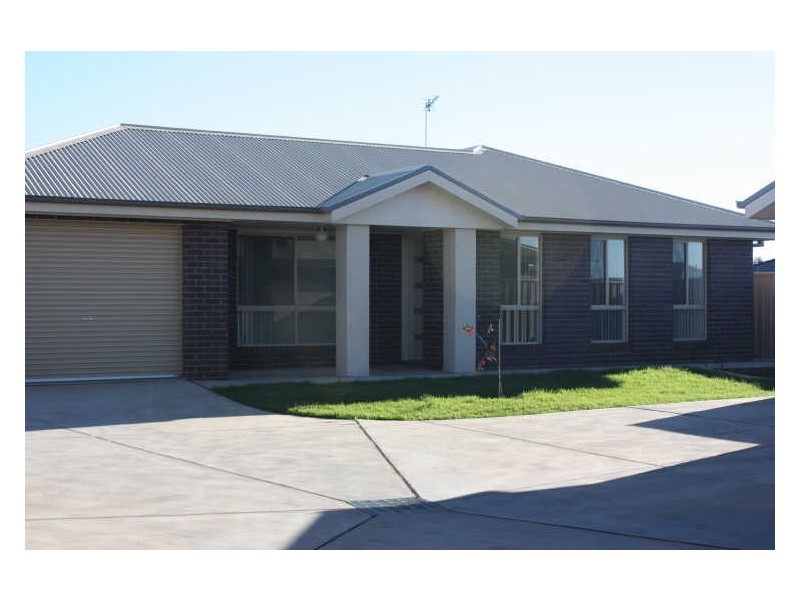 2/3 Carinya Drive, Glenfield Park NSW 2650