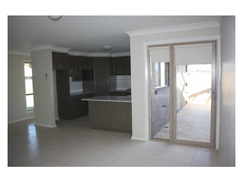 2/3 Carinya Drive, Glenfield Park NSW 2650