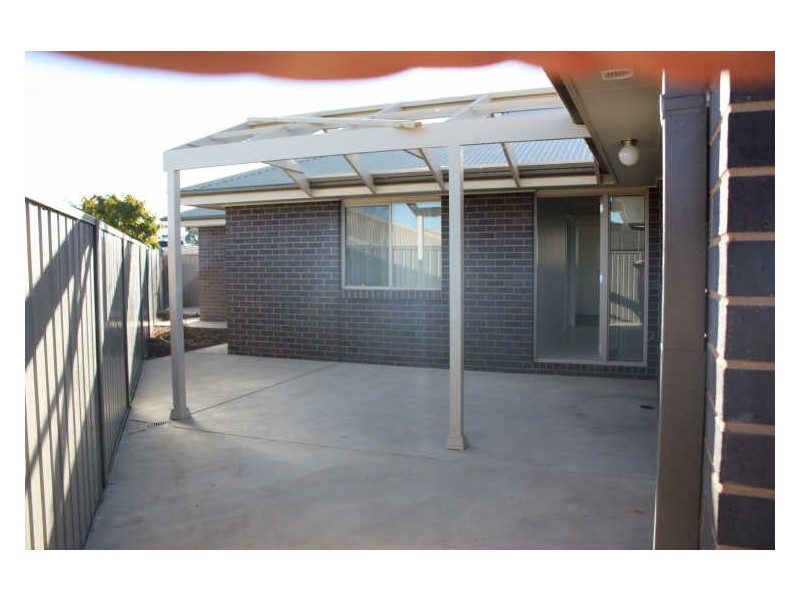 2/3 Carinya Drive, Glenfield Park NSW 2650