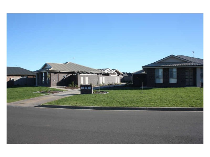 2/3 Carinya Drive, Glenfield Park NSW 2650