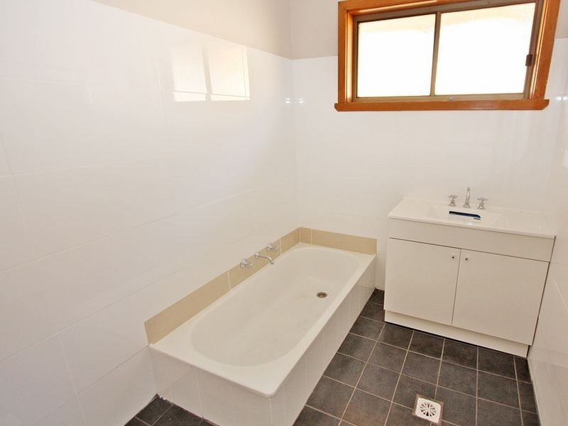 3 Finch Place, Mount Austin NSW 2650