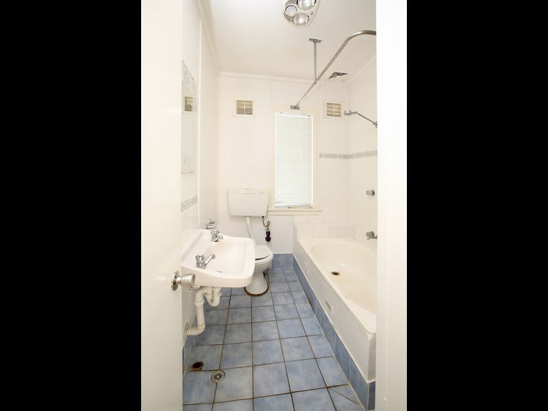 6 Townsend Place, Mount Austin NSW 2650