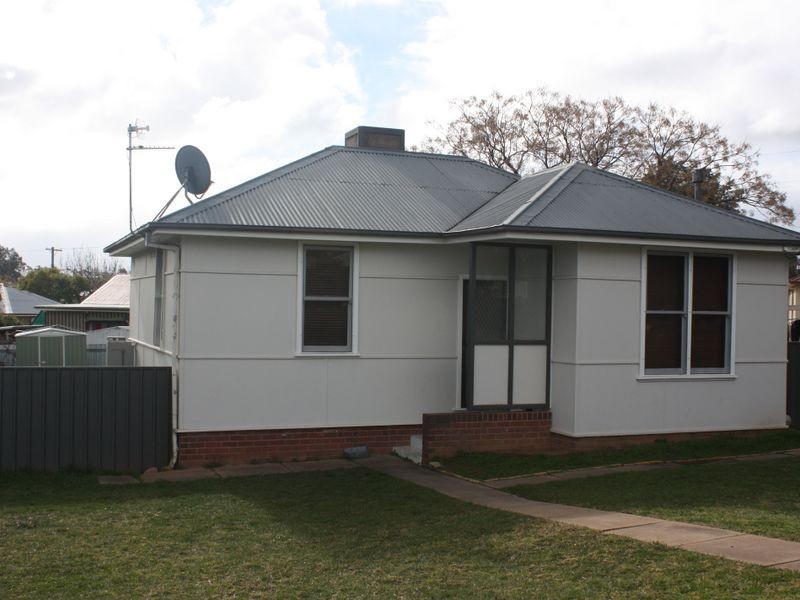 4 Gowrie Parade, Mount Austin NSW 2650