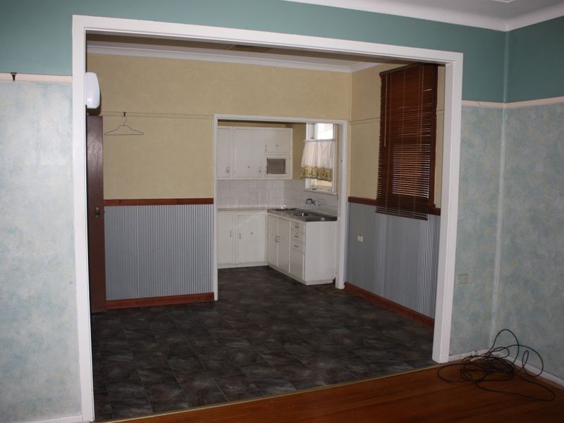 4 Gowrie Parade, Mount Austin NSW 2650