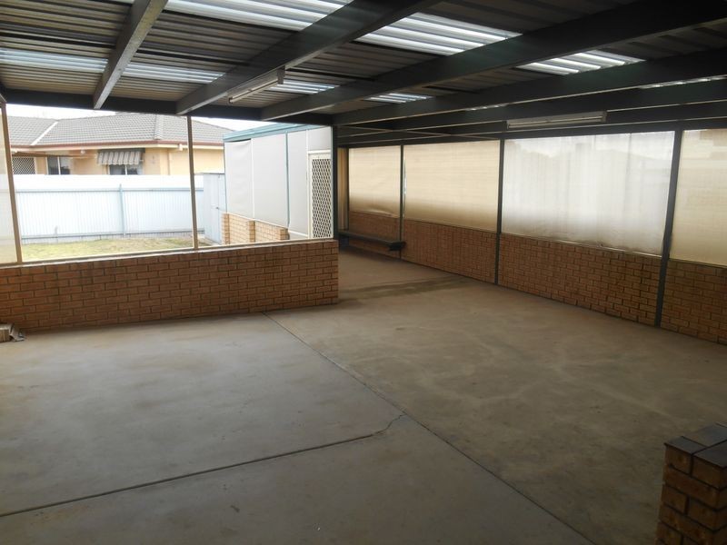 83 Dalman Parkway, Glenfield Park NSW 2650