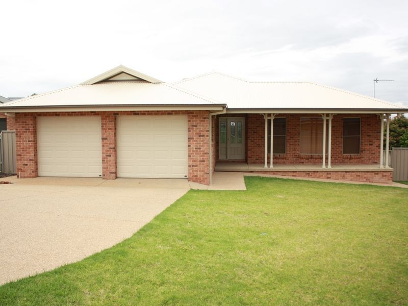15 Dobell Place, Lloyd NSW 2650