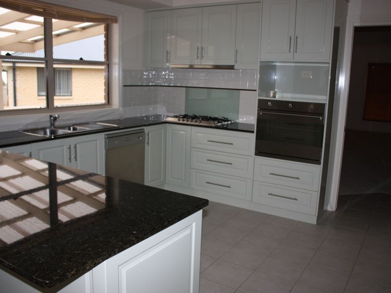 15 Dobell Place, Lloyd NSW 2650