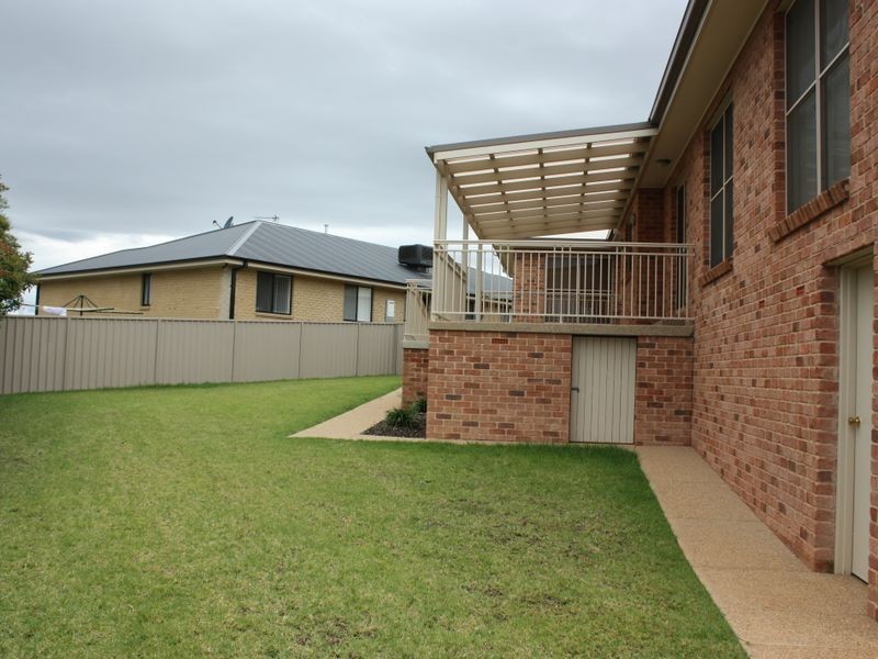 15 Dobell Place, Lloyd NSW 2650