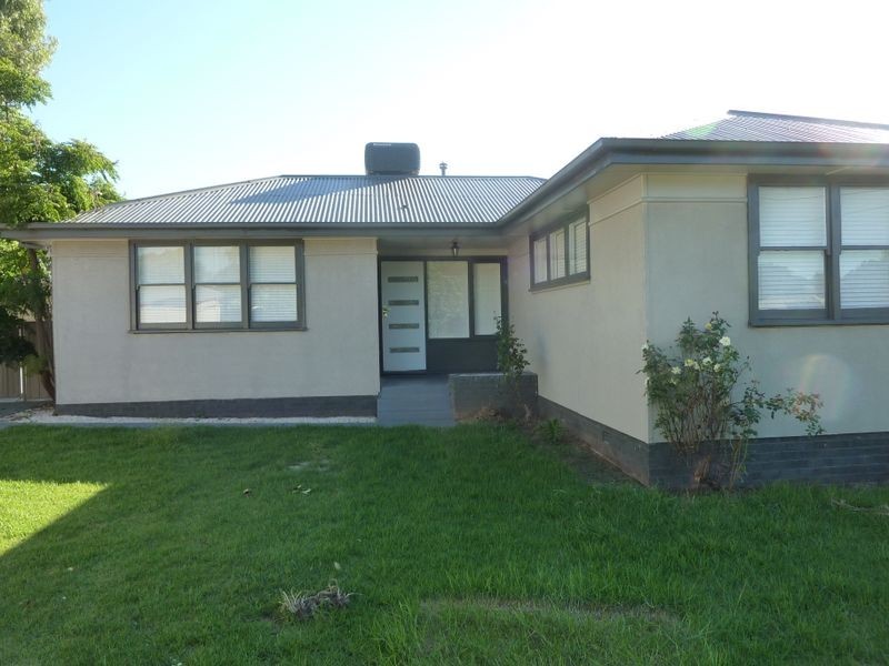 10 Townsend Place, Mount Austin NSW 2650