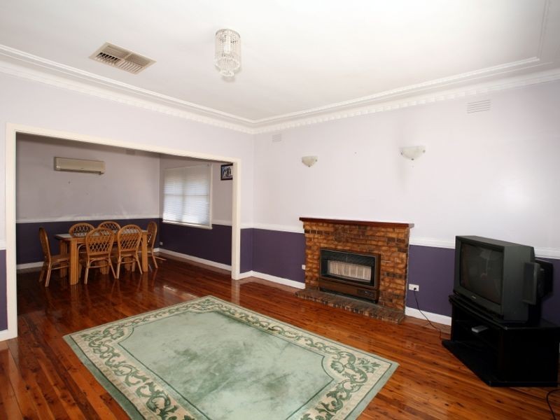 6 Charleville Road, Turvey Park NSW 2650