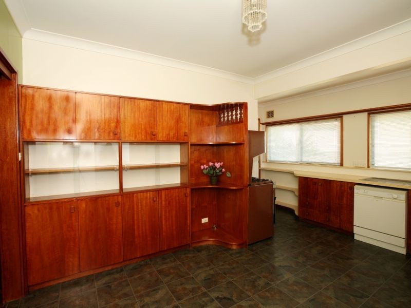 6 Charleville Road, Turvey Park NSW 2650