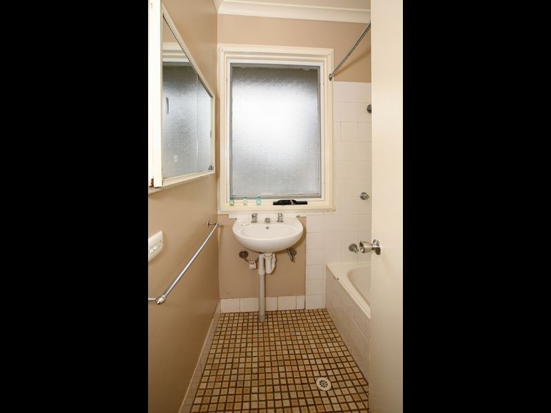 6 Flynn Place, Tolland NSW 2650