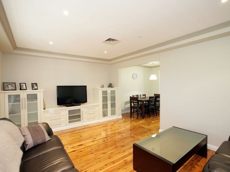 18 Huthwaite Street, Mount Austin NSW 2650