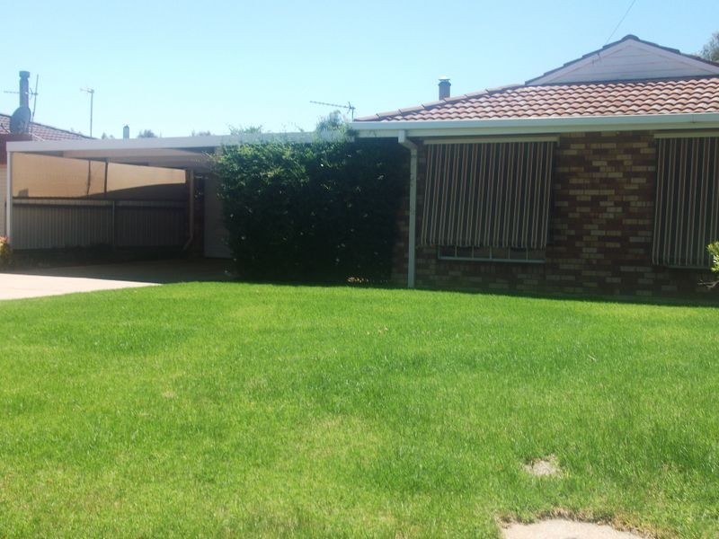 27 Grevillea Crescent, Lake Albert NSW 2650