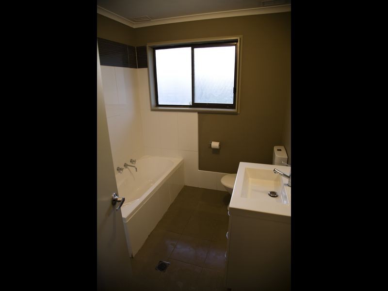 11 Dennis Crescent, Tolland NSW 2650