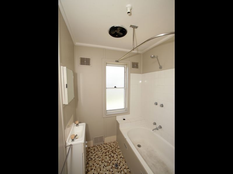 42 McKell Avenue, Mount Austin NSW 2650