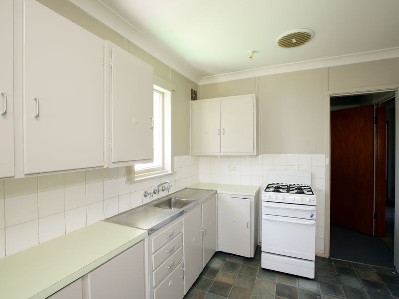 42 McKell Avenue, Mount Austin NSW 2650