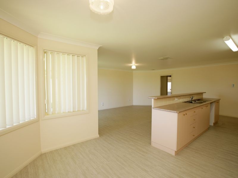 11 Kaloona Drive, Bourkelands NSW 2650