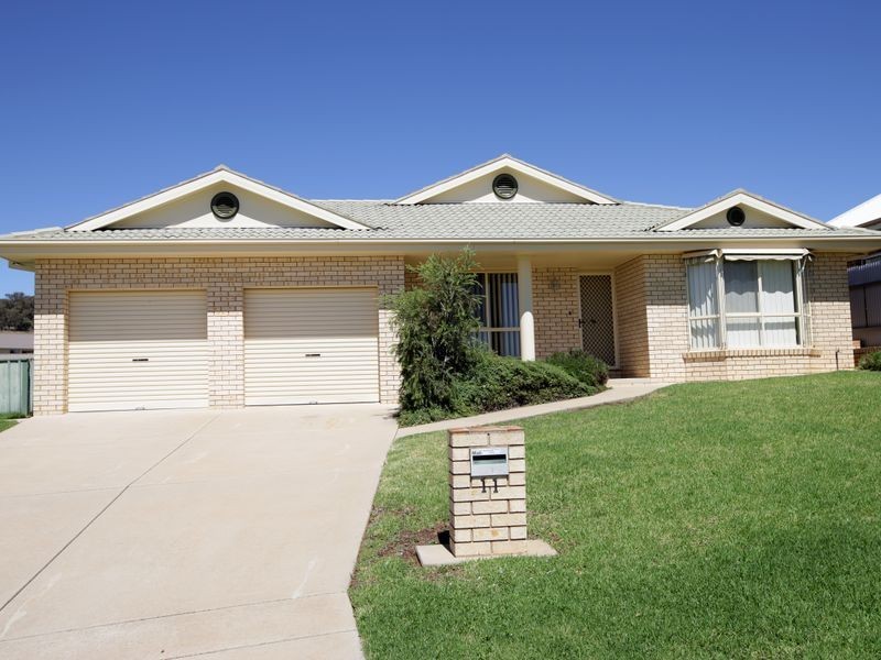 11 Kaloona Drive, Bourkelands NSW 2650