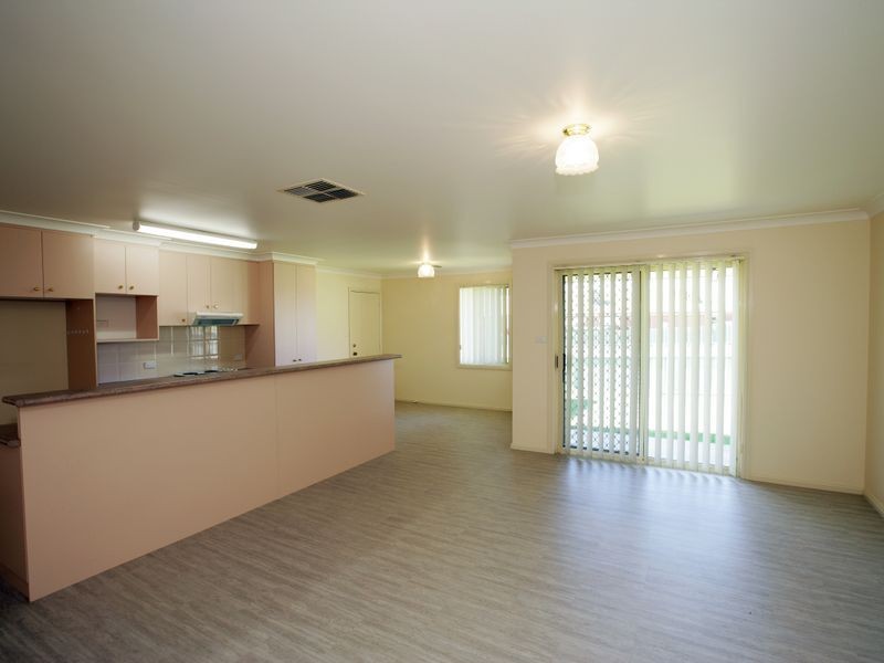 11 Kaloona Drive, Bourkelands NSW 2650