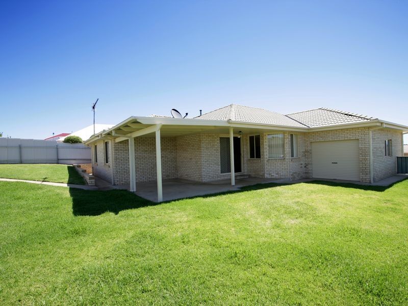 11 Kaloona Drive, Bourkelands NSW 2650