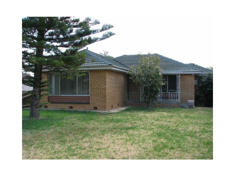 24 Nixon Crescent, Tolland NSW 2650