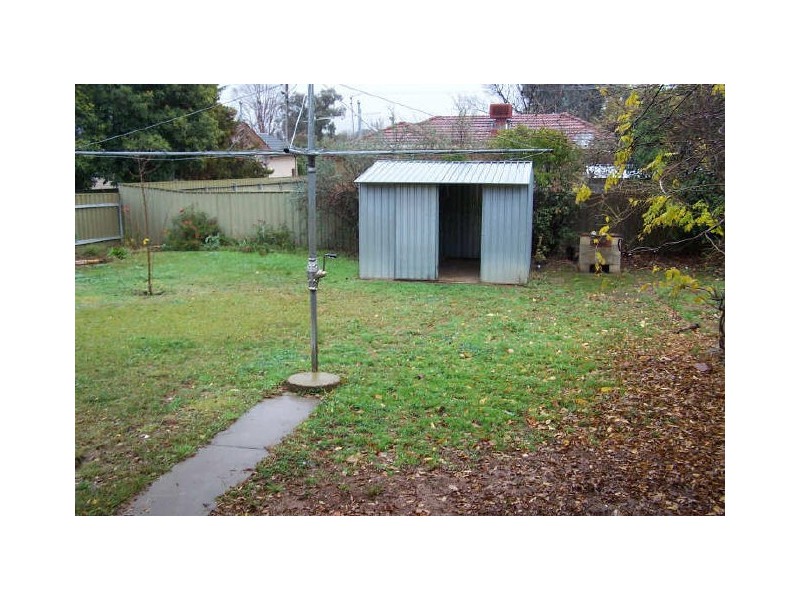 24 Nixon Crescent, Tolland NSW 2650