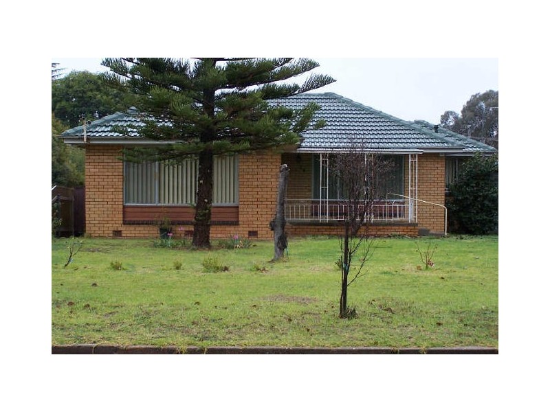 24 Nixon Crescent, Tolland NSW 2650