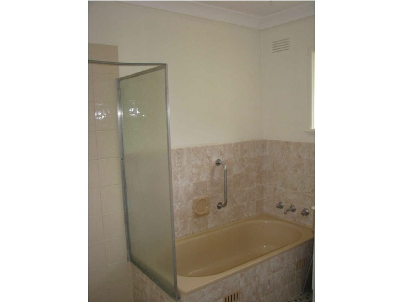 24 Nixon Crescent, Tolland NSW 2650