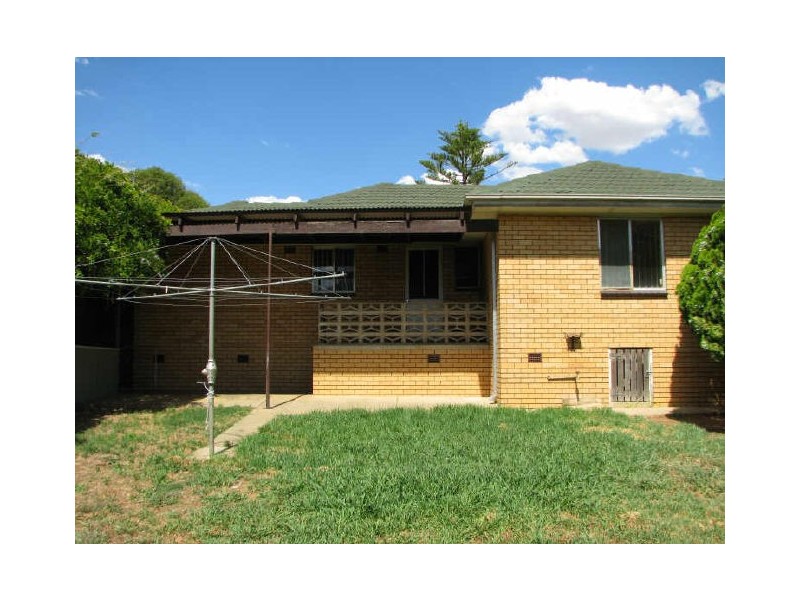 24 Nixon Crescent, Tolland NSW 2650