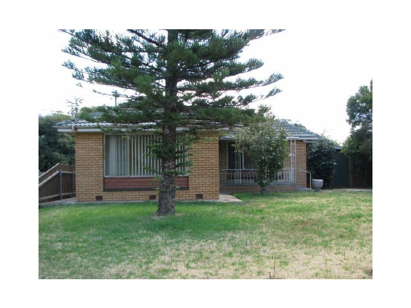 24 Nixon Crescent, Tolland NSW 2650