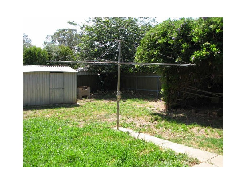 24 Nixon Crescent, Tolland NSW 2650