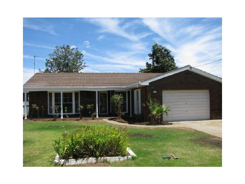 14 Eyre Street, Lake Albert NSW 2650